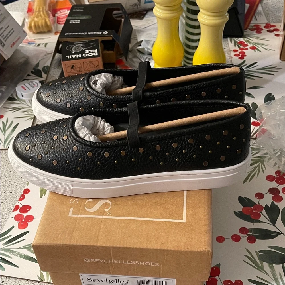 Seychelles Moon child Black Studs Casual Sneakers NEW - Picture 3 of 6